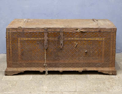 Большой старинный сундук