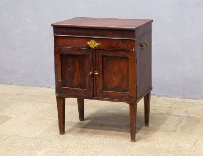 Антикварная тумба для проигрывателя