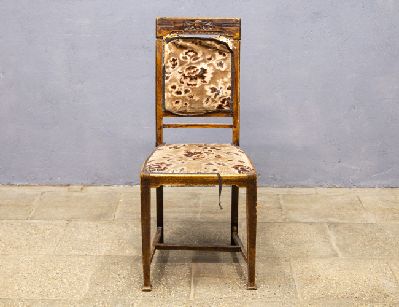 Старинный дубовый стул в стиле модерн