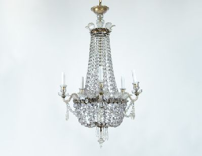 Старинная люстра с хрустальными подвесками