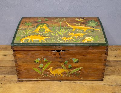 Старинный сундук с росписью Динозавры
