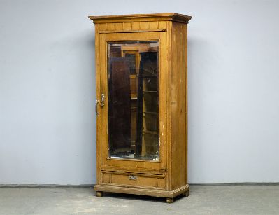 Старинный бельевой шкаф