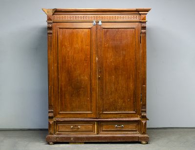 Антикварный платяной шкаф