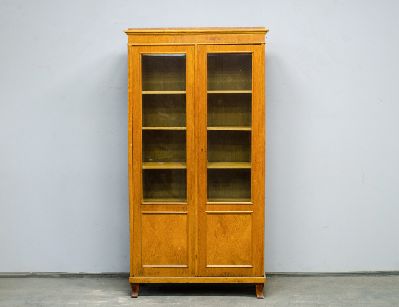 Старинный книжный шкаф