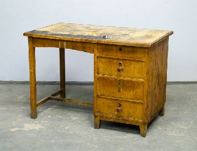 Старинный письменный стол