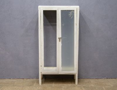 Старинный медицинский шкаф