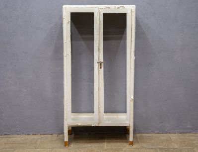 Старинный медицинский шкаф