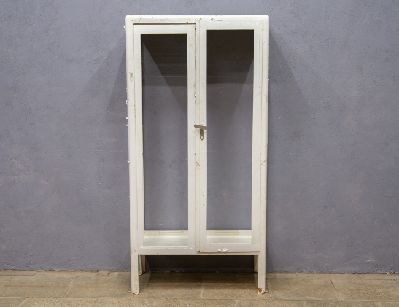 Старинный медицинский шкаф