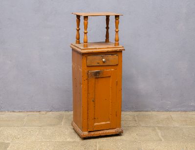 Старинная тумба