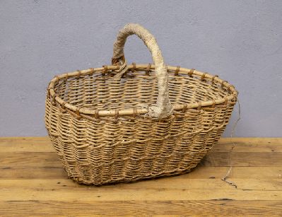 Старинная плетёная корзина