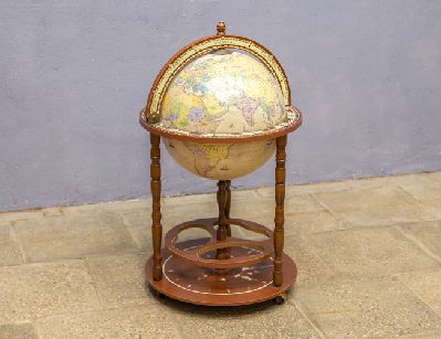 Глобус-бар, Италия