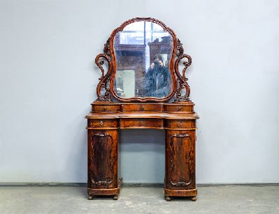 Ореховый дамский туалетный столик 19 века