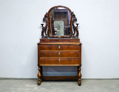 Старинный дамский туалетный столик