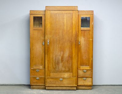 Старинный платяной шкаф