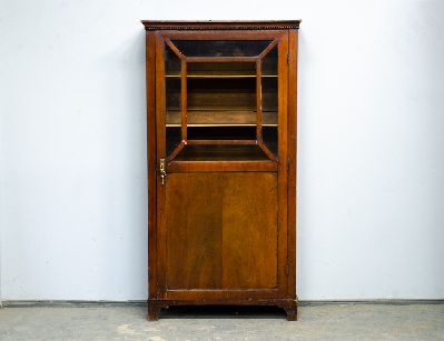 Старинный книжный шкаф