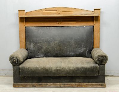 Старинный диван с высокой спинкой