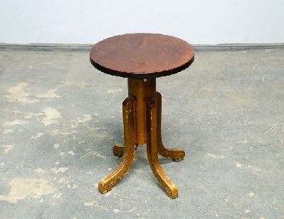 Старинный винтовой табурет