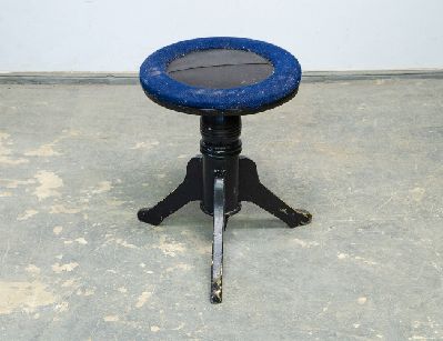 Старинный винтовой табурет