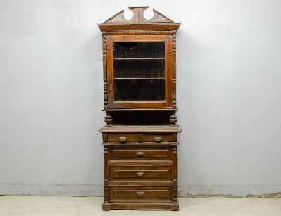 Старинная посудная горка