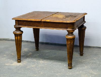 Старинный обеденный стол