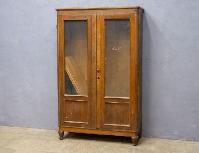 Винтажный книжный шкаф