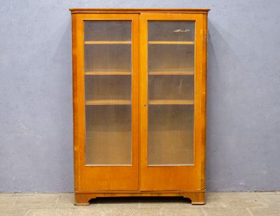 Винтажный книжный шкаф