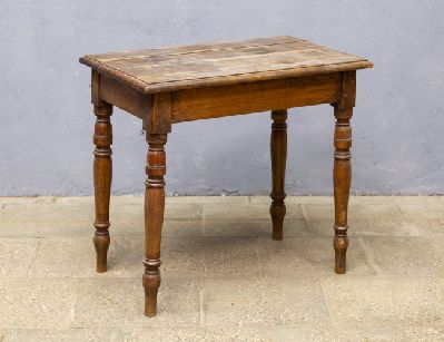 Старинный дубовый столик