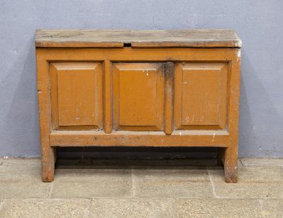 Старинная деревенская кухонная тумба