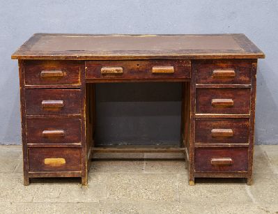 Старинный конторский письменный стол