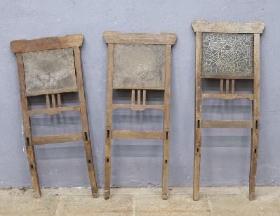 Дубовые спинки старинных стульев