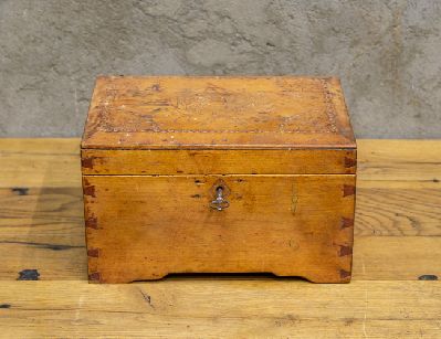 Старинный ларь с ключом
