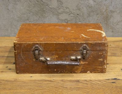Старинный деревянный чемодан