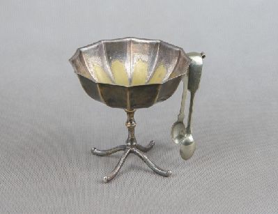 Старинная сахарница на высокой ножке