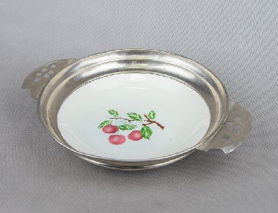 Старинное блюдо с вишнями