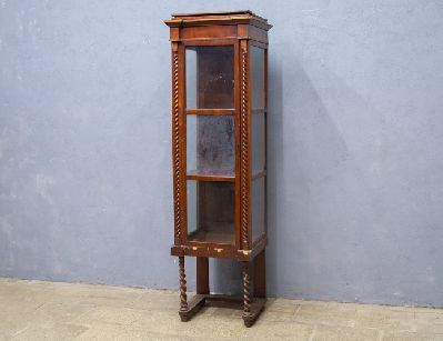 Антикварная витрина красного дерева