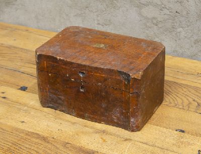 Старинная шкатулка с инкрустацией