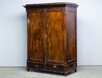 Старинный платяной шкаф 19 века