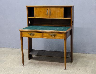 Старинный письменный стол красного дерева