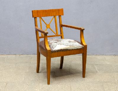 Старинное кресло красного дерева