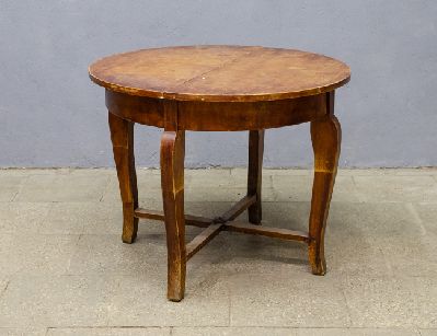 Старинный круглый обеденный стол