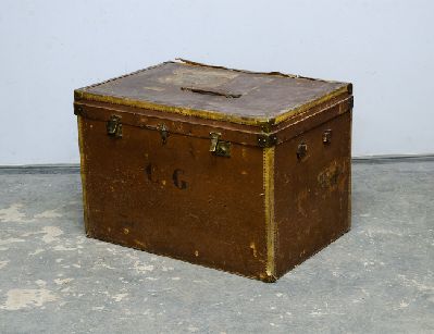 Старинный каретный сундук