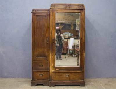 Антикварный платяной шкаф в стиле модерн