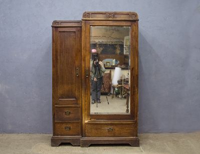 Антикварный платяной шкаф в стиле модерн