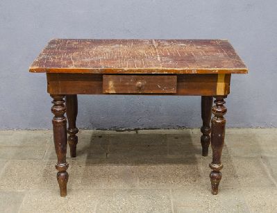 Старинный деревенский стол с ящиком