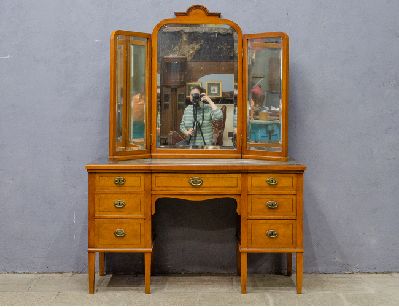 Антикварная туалетный стол в стиле модерн