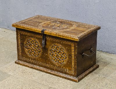 Старинный резной винный сундук