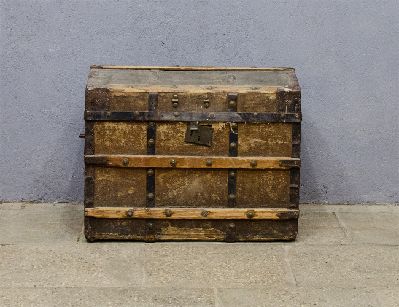 Антикварный каретный сундук