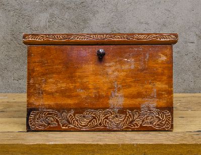 Навесной резной шкафчик в русском стиле