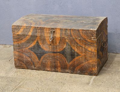 Старинный расписной сундук