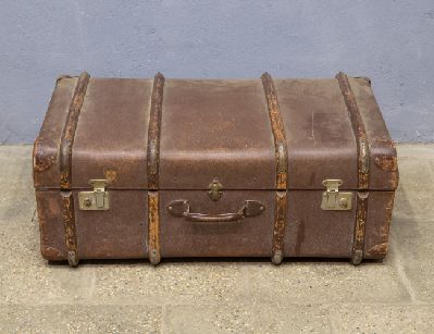 Большой старинный дорожный чемодан
